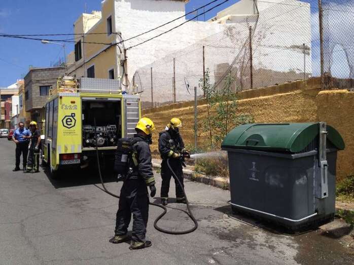 Bomberos del parque zonal de Telde apagan un incendio en un contenedor de Telde, en una imagen de archivo/TA.